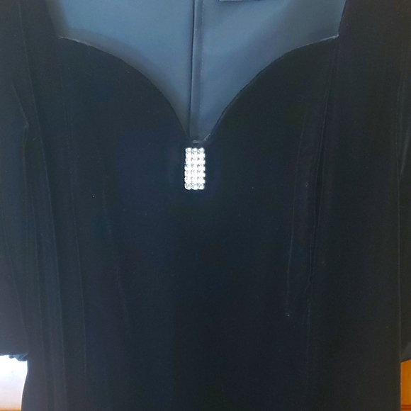 Vintage Cachet Velvet Dress - Picture 3 of 5